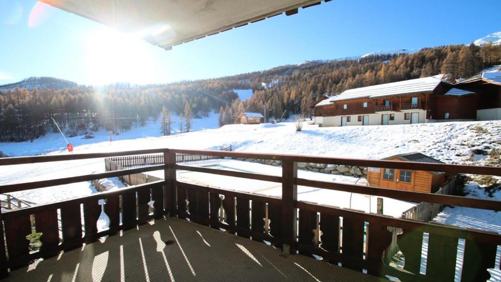 a balcony with a view of a snow covered slope at Résidence Dame Blanche - 2 Pièces pour 6 Personnes 424 in Narreyroux