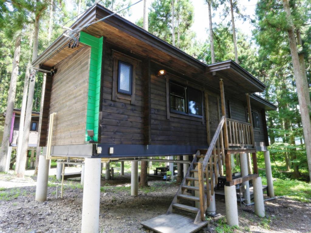 ein winziges Haus im Wald in der Unterkunft Japanese Cottage Nagomiya seseragi in Gujō