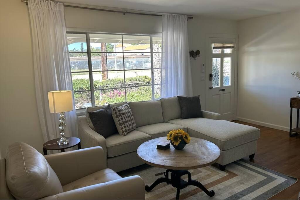 sala de estar con sofá y mesa en Darling, Peaceful, Near Beach, EV Charger en Santa Bárbara