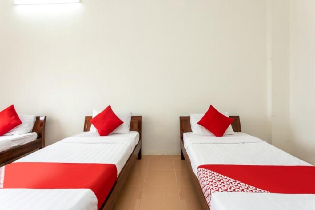 Postel nebo postele na pokoji v ubytování Cửa Đại Beach Hotel
