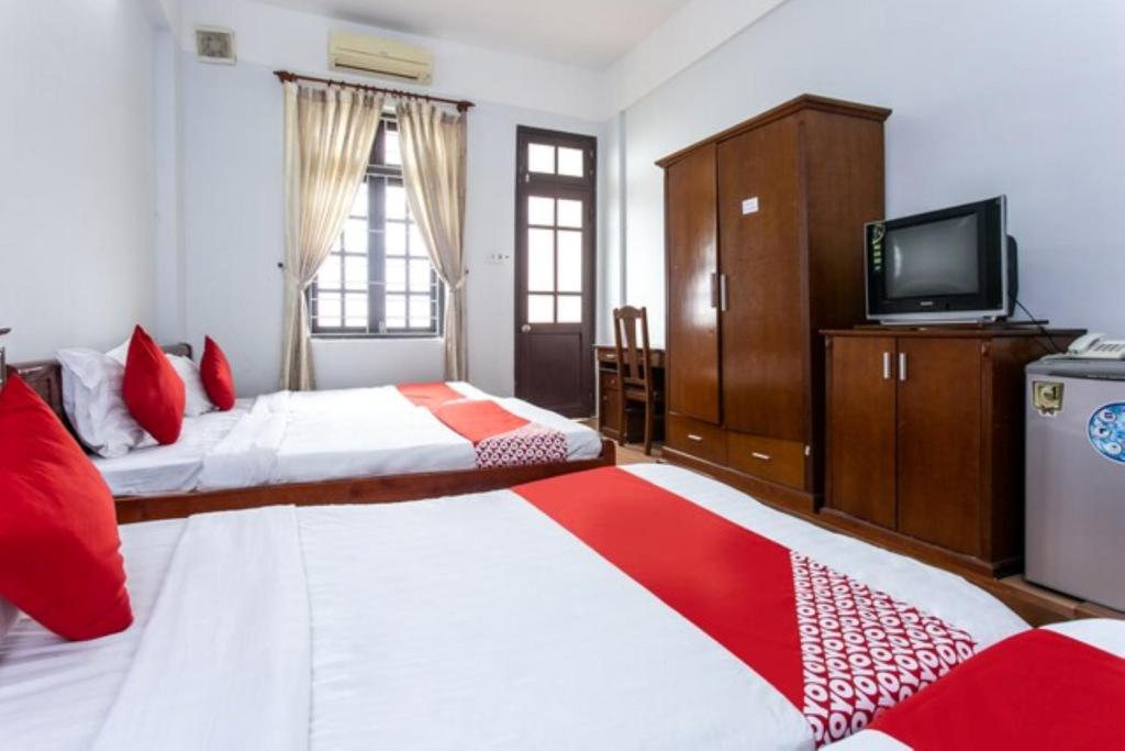 Postel nebo postele na pokoji v ubytování Cửa Đại Beach Hotel
