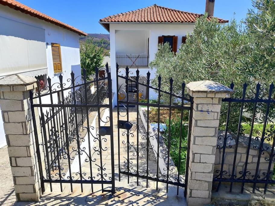 une porte en fer noir devant une maison dans l'établissement ΔΙΑΚΟΠΕΣ ΣΤΗ ΘΑΣΟ ! ! !, à Theológos