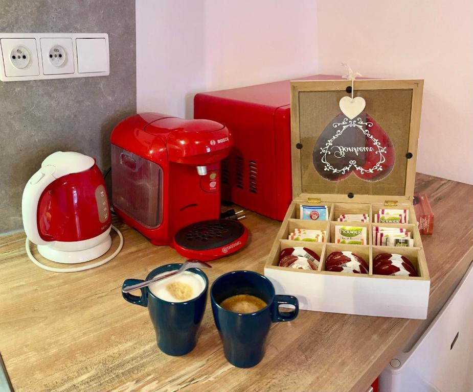Příslušenství pro přípravu čaje a kávy v ubytování Apartmán 2KK Sauna and Aromatherapy