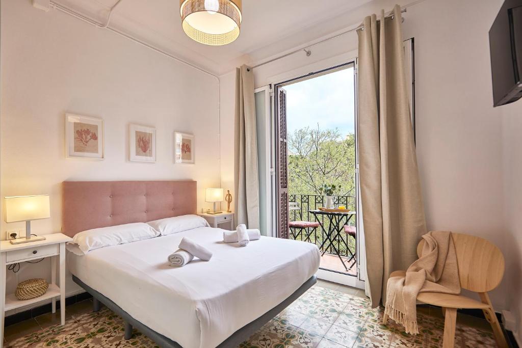 バルセロナにあるBBarcelona Sagrada Familia Garden Apartmentのベッドルーム(大型ベッド1台、バルコニー付)