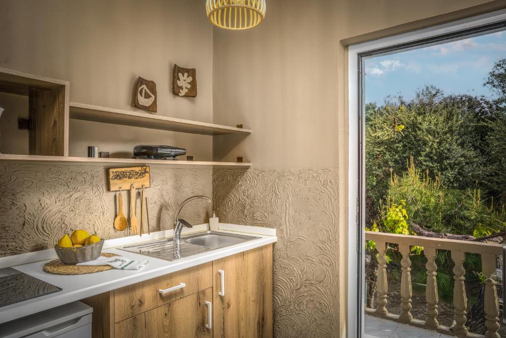 una cucina con un lavandino e una finestra di Koklas Studios a Lithakia
