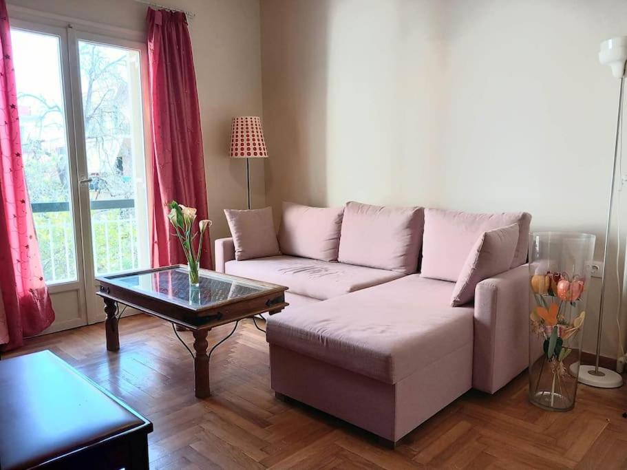 Sala de estar con sofá blanco y mesa de centro en Cozy apartment for piano lovers in Corfu Town en Corfú