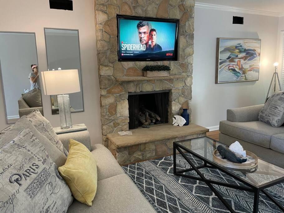 uma sala de estar com um sofá e uma lareira em Quite Spacious, Hot Tub Near Montecito, EV Charger em Santa Bárbara