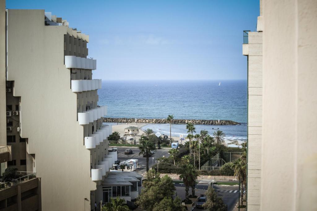 een uitzicht op het strand vanuit een gebouw bij Skyline 1BR Apartment with City and Sea View by Sea N' Rent in Herzelia 