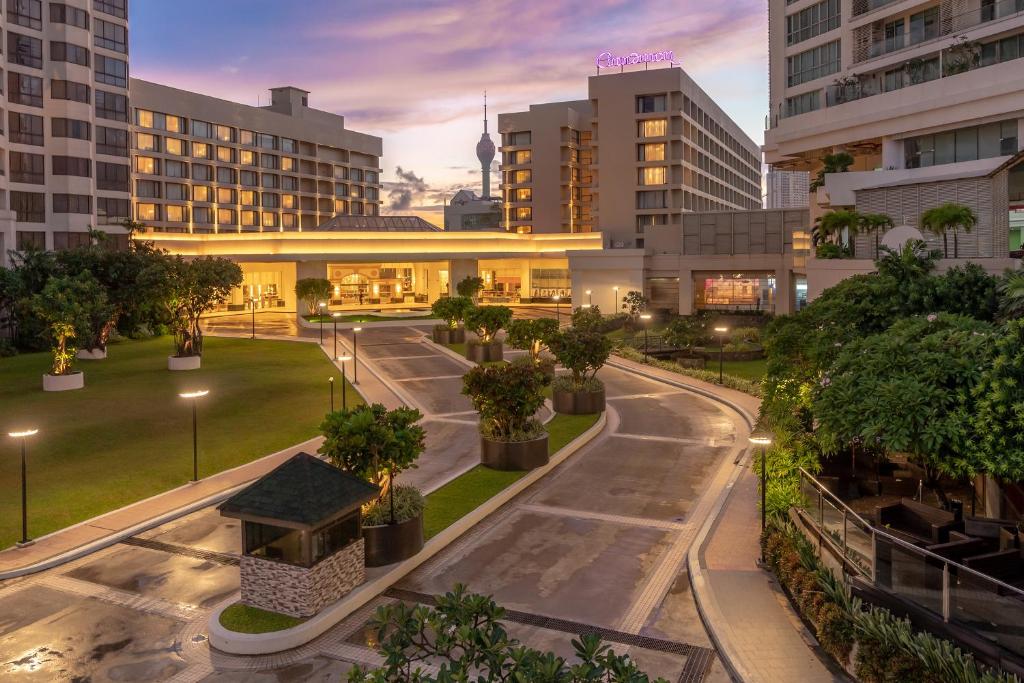 una calle vacía en una ciudad con edificios en Cinnamon Grand Colombo en Colombo