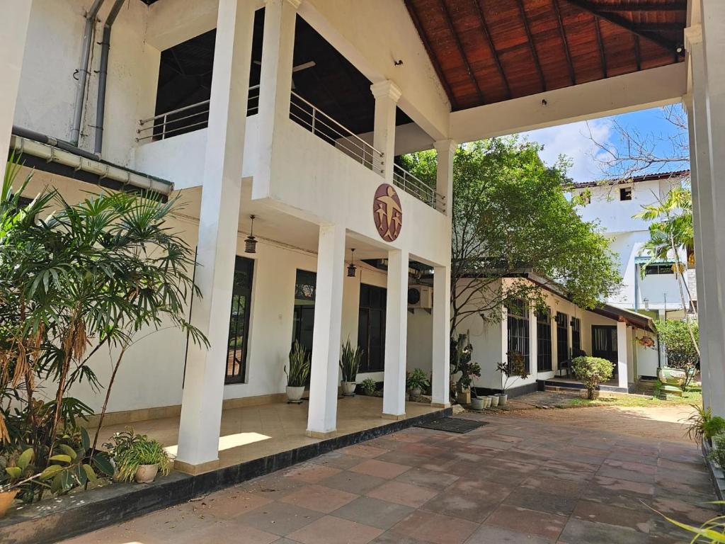 - un grand bâtiment blanc avec un panneau dans l'établissement Hotel Lihini Village Dambulla, à Dambulla