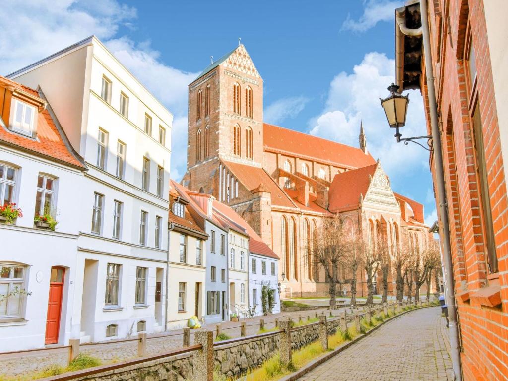 ヴィスマールにあるModern Apartment in Wismar with Private Terraceの建物と教会のある街道