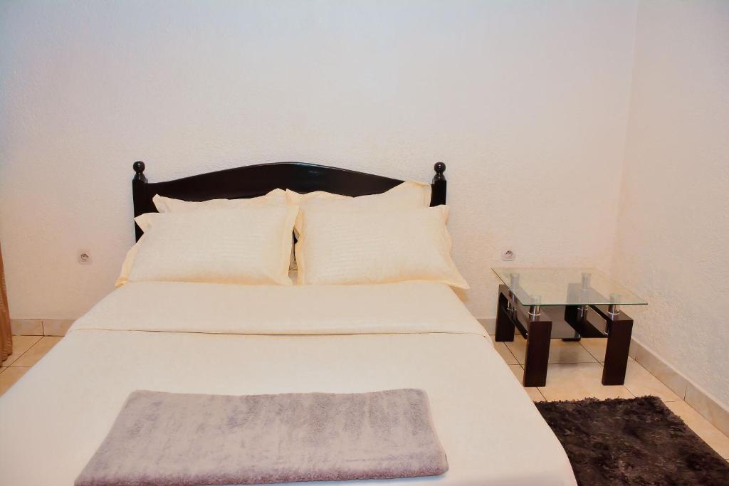 um quarto com uma cama e uma mesa de vidro em Tranquil Retreat em Kigali