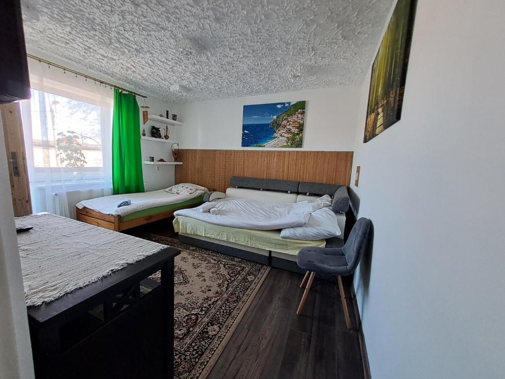 Habitación pequeña con 2 camas y ventana en Pokoje Gościnne u Marysi, en Nowy Sącz