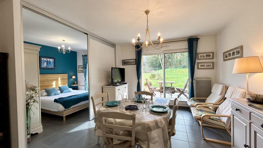 un salon avec une table et une chambre dans l'établissement L'argousier St Val, à Saint-Valery-sur-Somme