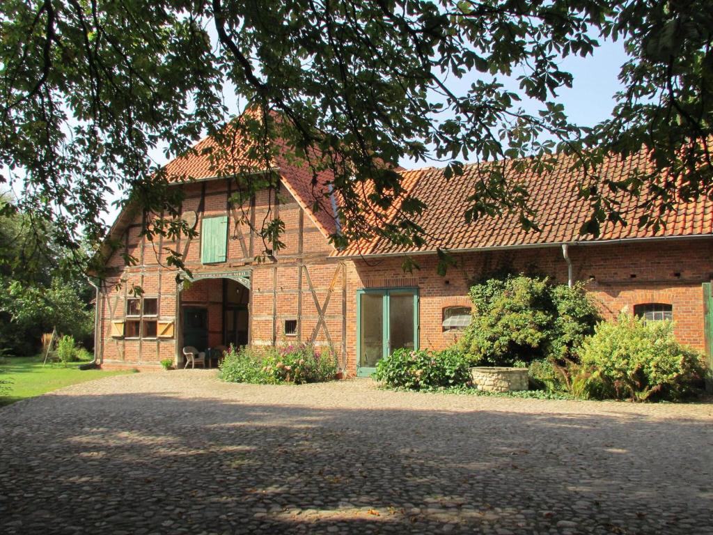 una casa de ladrillo con una entrada delante de ella en Historic Farmhouse in Hohnebostel with Garden near Lake, en Langlingen