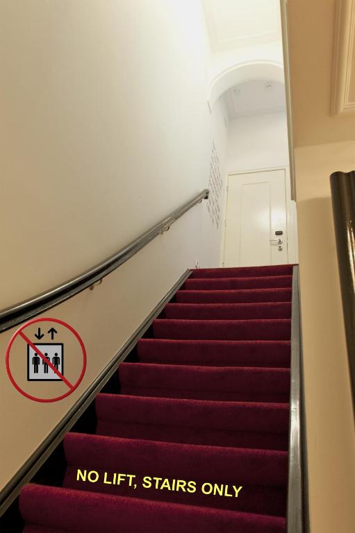 eine Treppe ohne Aufzug, nur Schild in der Unterkunft Amsterdam Rembrandt Square city center Hotel in Amsterdam