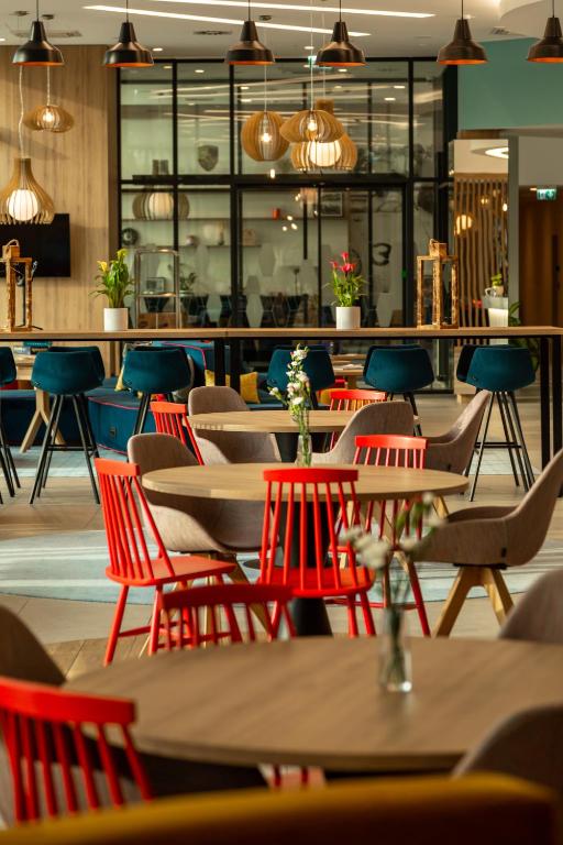 Reštaurácia alebo iné gastronomické zariadenie v ubytovaní Hampton By Hilton Poznan Swarzedz