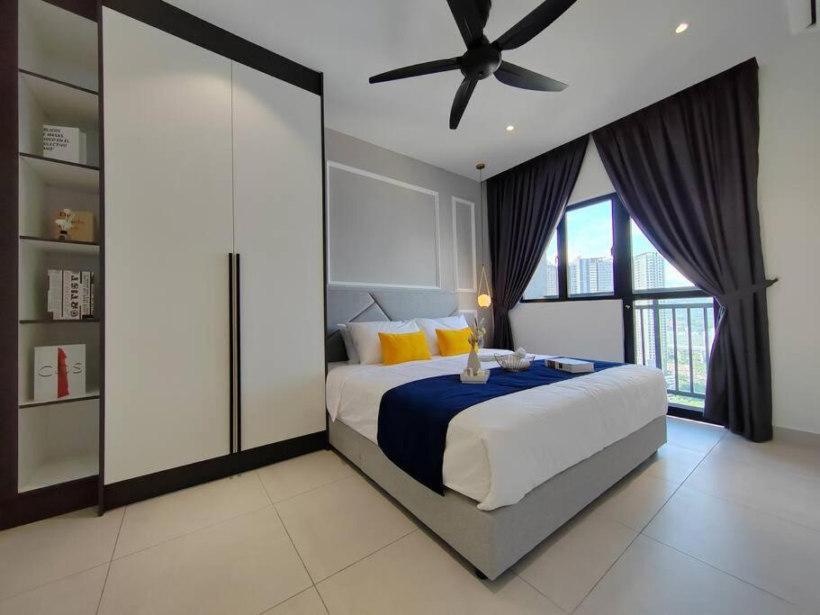 um quarto com uma cama e uma ventoinha de tecto em Majestic Maxim em Kuala Lumpur