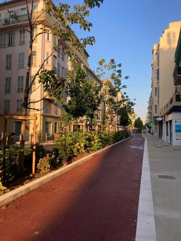 pusta ulica w mieście z budynkami w obiekcie T3 carré d’or plein centre w Nicei