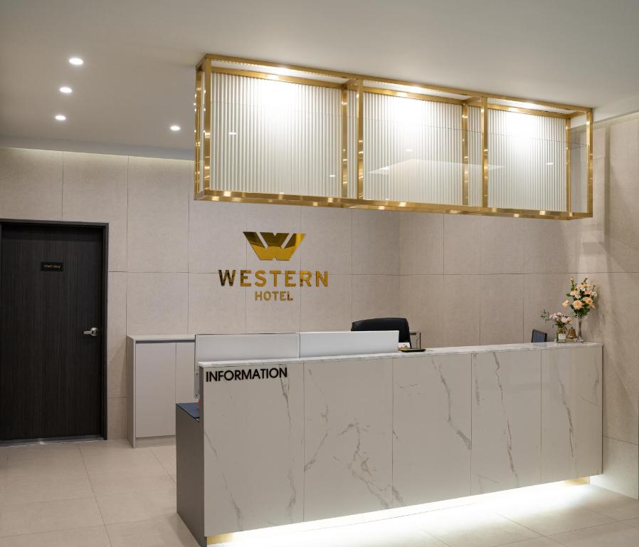 um átrio de um hotel westen com uma recepção em Naju Western Hotel em Naju