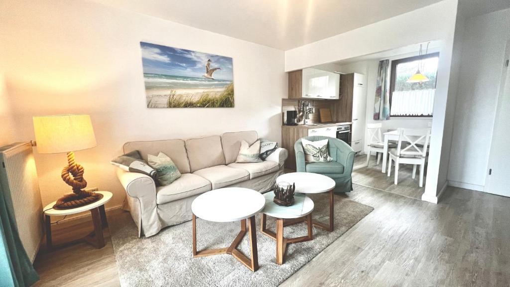 ein Wohnzimmer mit einem Sofa und einem Tisch in der Unterkunft FeWo Palstek in Grödersby