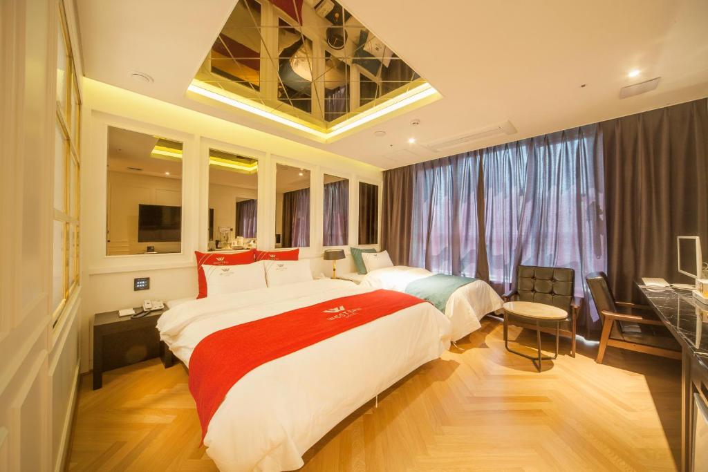 Postel nebo postele na pokoji v ubytování Naju Western Hotel
