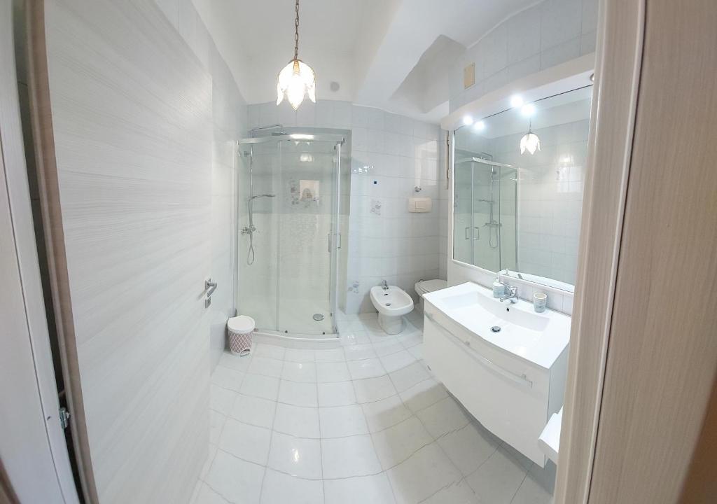 un bagno con doccia, lavandino e WC di PARADISO a Salerno