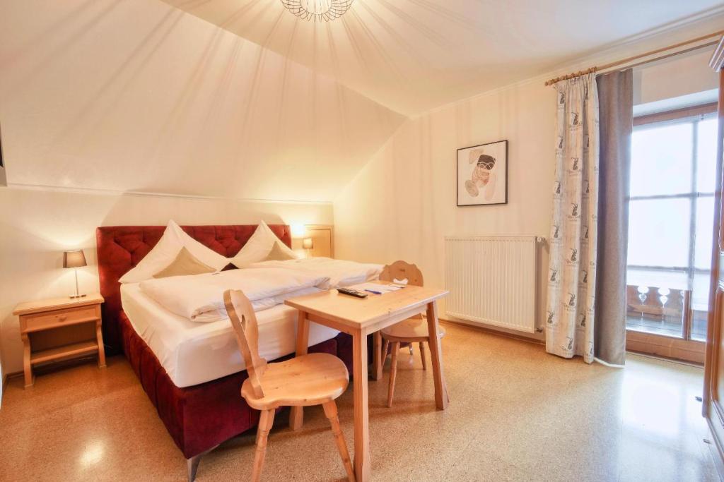 Postel nebo postele na pokoji v ubytování Hotel Hirschenstein