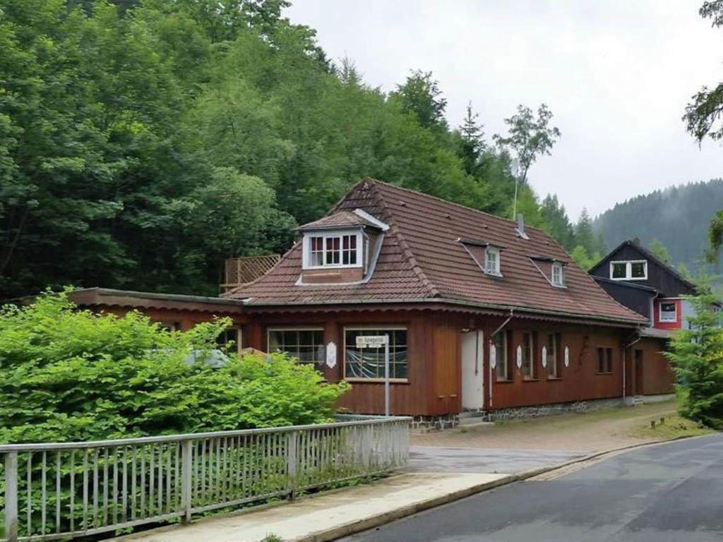una casa al lado de una carretera en Adorable Aparment in Wildemann with Parking en Wildemann