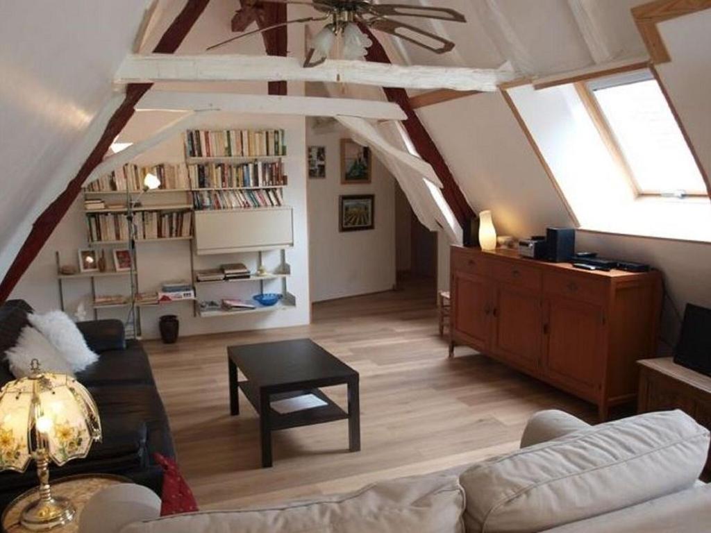 Lovely cottage in Peyzac le Moustier with Terrace tesisinde bir oturma alan&#x131;