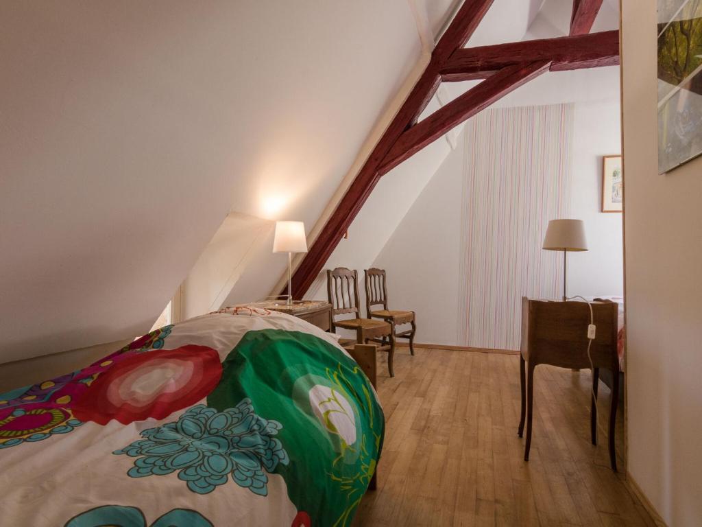 Lovely cottage in Peyzac le Moustier with Terrace tesisinde bir odada yatak veya yataklar