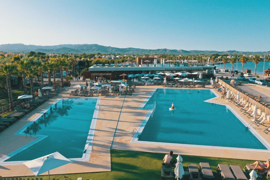 una vista aérea de una piscina en un complejo en TAIGA Delta de l'Ebre, en L'Ampolla