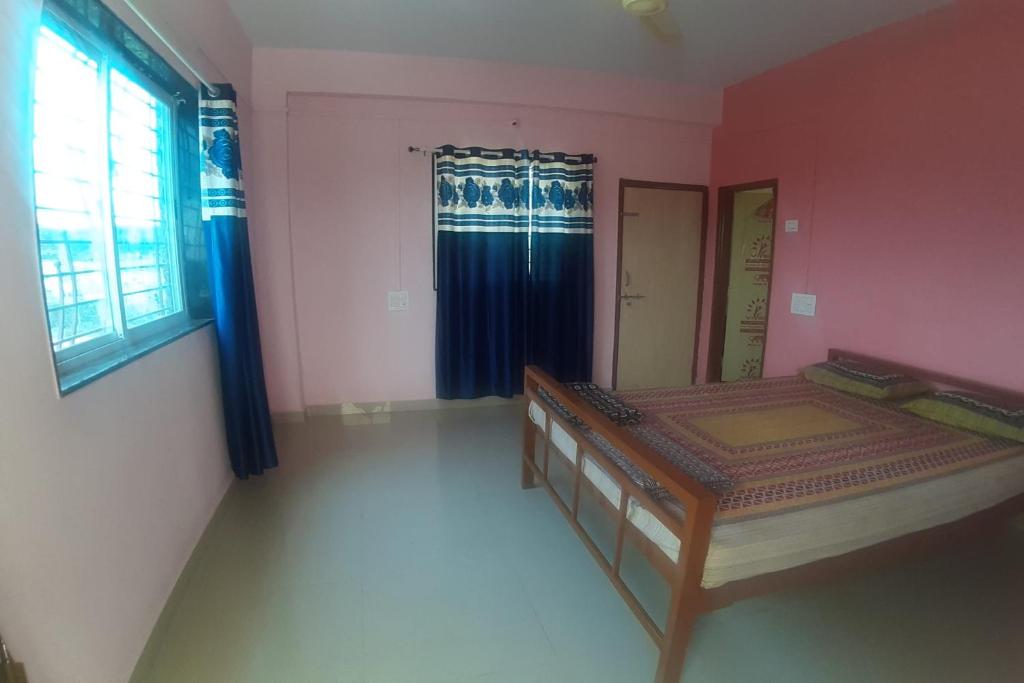 SāngliにあるSPOT ON Hotel Shree Durga Palaceのベッドルーム(ベッド1台、窓付)