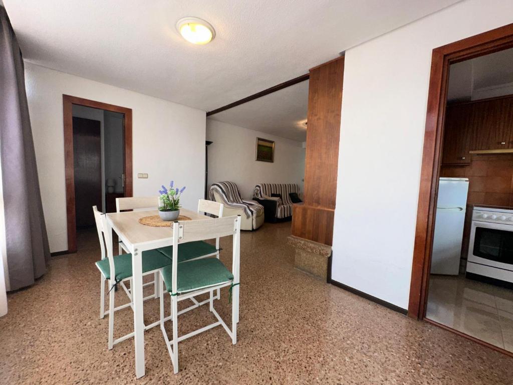 Kuchyňa alebo kuchynka v ubytovaní NOG - La Nogalera, 2 dorm, 2 baños, Terraza, Piscina, Wifi