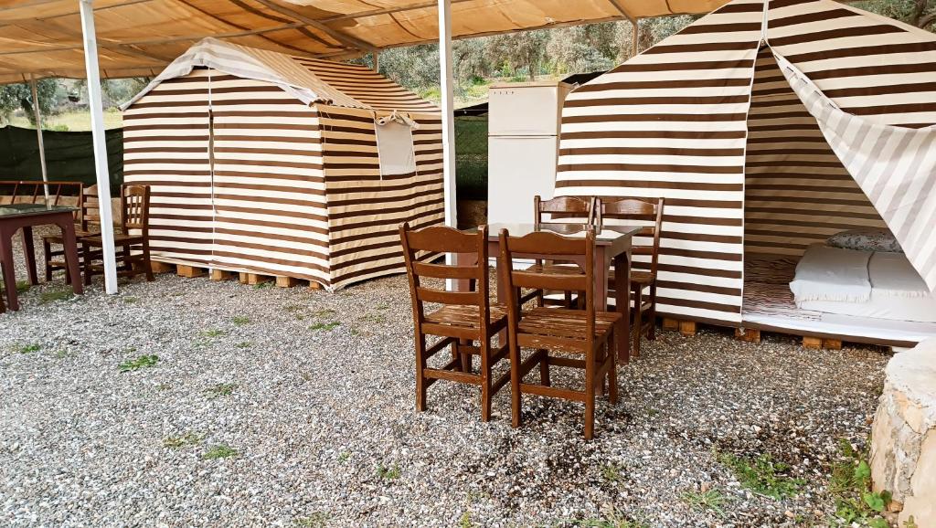 grupa krzeseł i stół pod namiotem w obiekcie Kardelen Camping w mieście Muğla