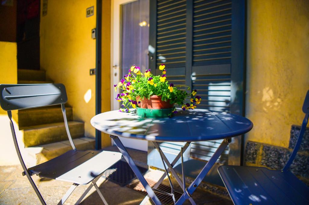 una mesa azul con una maceta en ella en La Casa dei Laghi 2 Comabbio Monate Maggiore Orta, en Mercallo