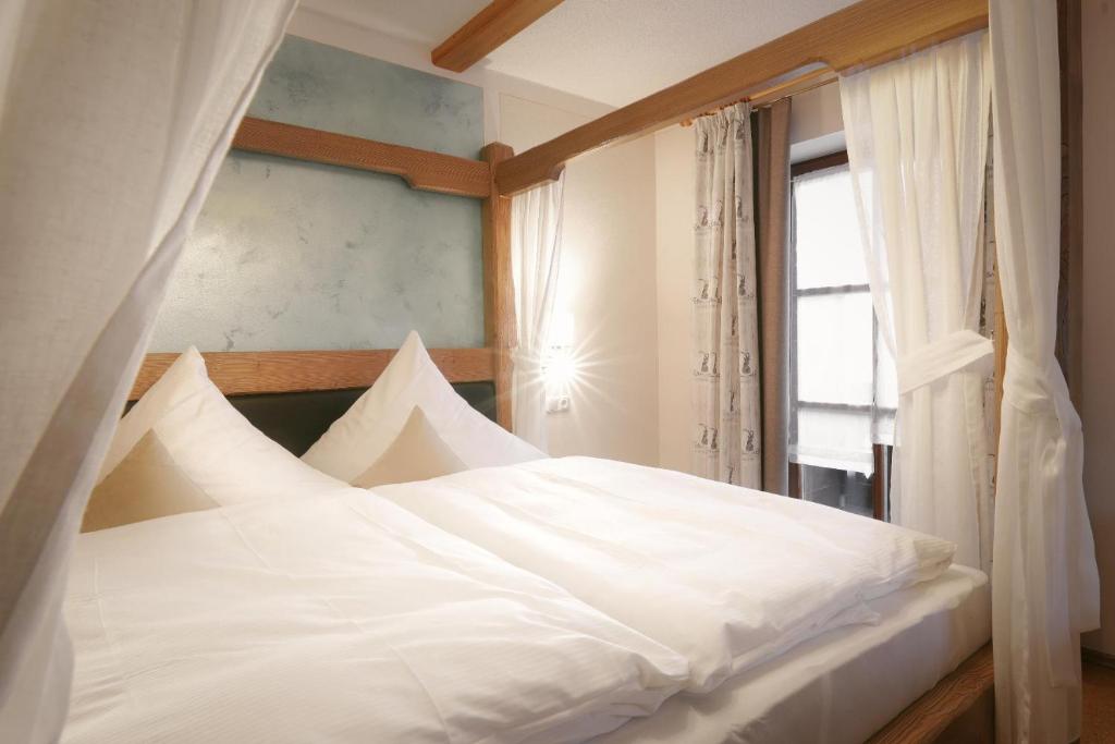 Postel nebo postele na pokoji v ubytování Hotel Hirschenstein