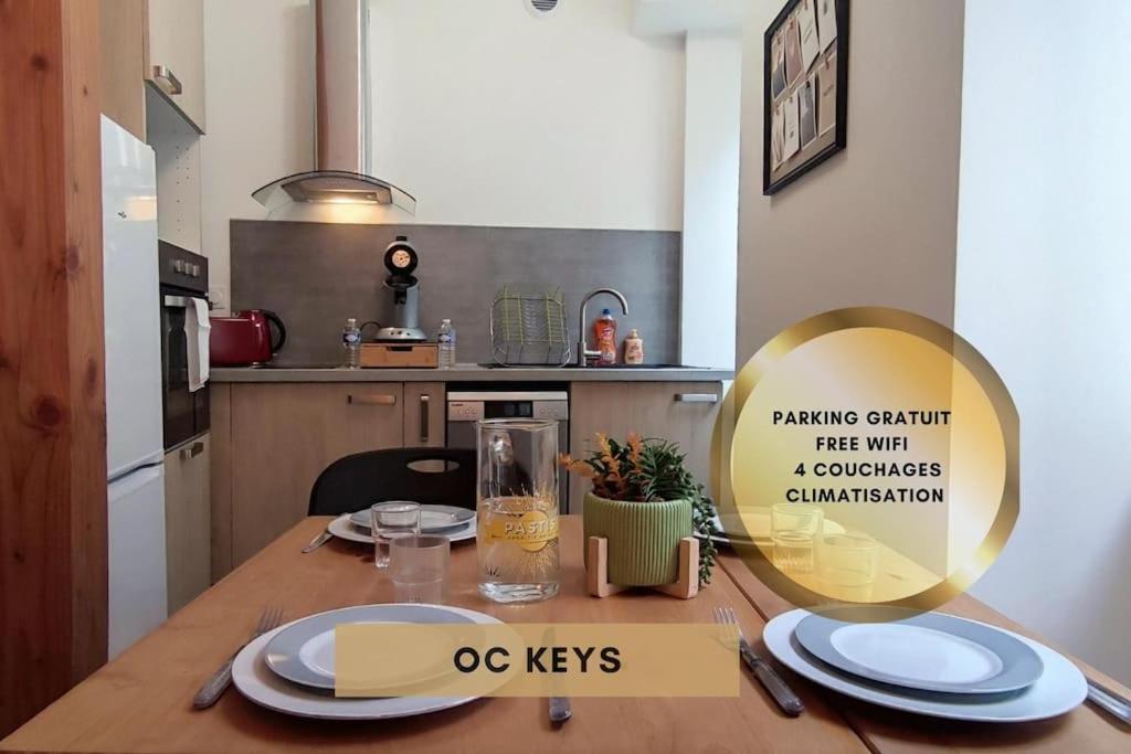 uma cozinha com uma mesa de madeira com um cartaz em El Dino in country cathare*PRO*Oc Keys011 em Espéraza