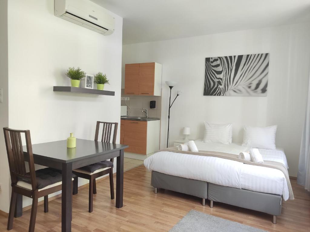 Posteľ alebo postele v izbe v ubytovaní Corvin Center Suites