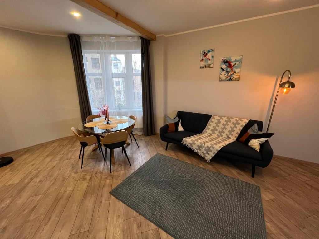 - un salon avec un canapé et une table dans l'établissement Marijas Street Apartment with Comfort for 5 in Riga Centre, à Riga