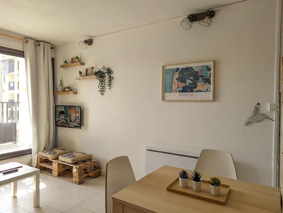 un comedor con mesa y sillas en una habitación en Appartement à Seignosse Le Penon - 200m plage, en Seignosse