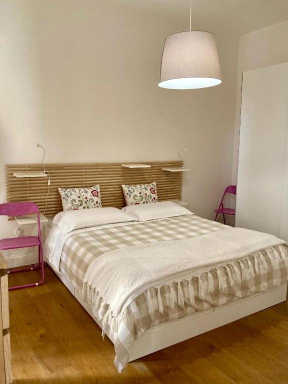 アグリジェントにあるAgrigento Flat - apartment with Private Parkingのベッドルーム(大型ベッド1台、ランプ付)