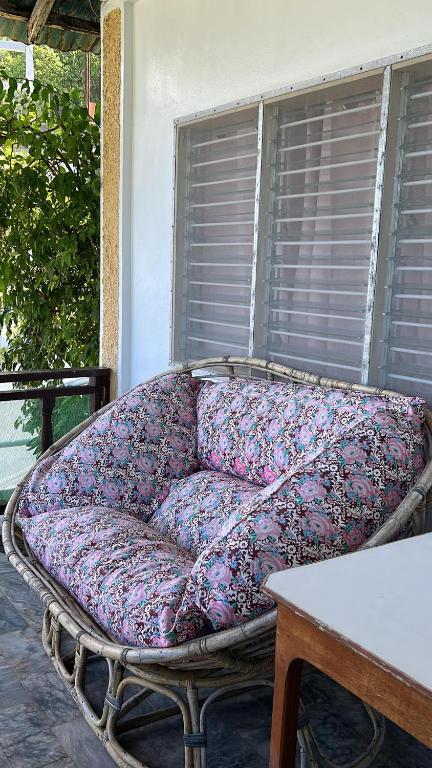 um sofá sentado em cima de um alpendre em Villa Sabang Beach Resort em Puerto Galera