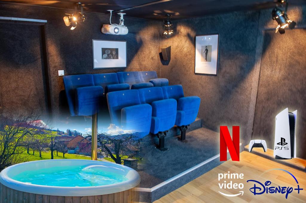 Sala de conferencias con sillas azules y mesa en Cinéma Enchanté (maison d'hôtes avec écran géant) en Prez-vers-Siviriez