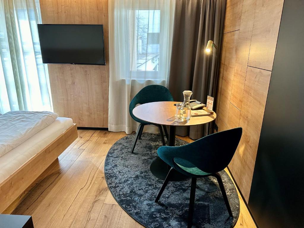 Letto o letti in una camera di Sonne 1806 - Hotel am Campus Dornbirn