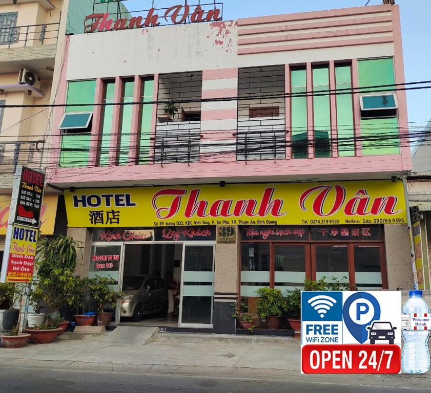 znak hotelhtar om przed budynkiem w obiekcie Hotel Thanh Vân w mieście Thuan An