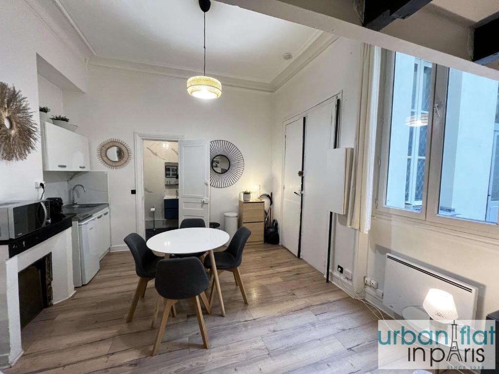 une cuisine et une salle à manger avec une table et des chaises dans l'établissement Urban Flat 177 - Lovely Studio in Paris, à Paris