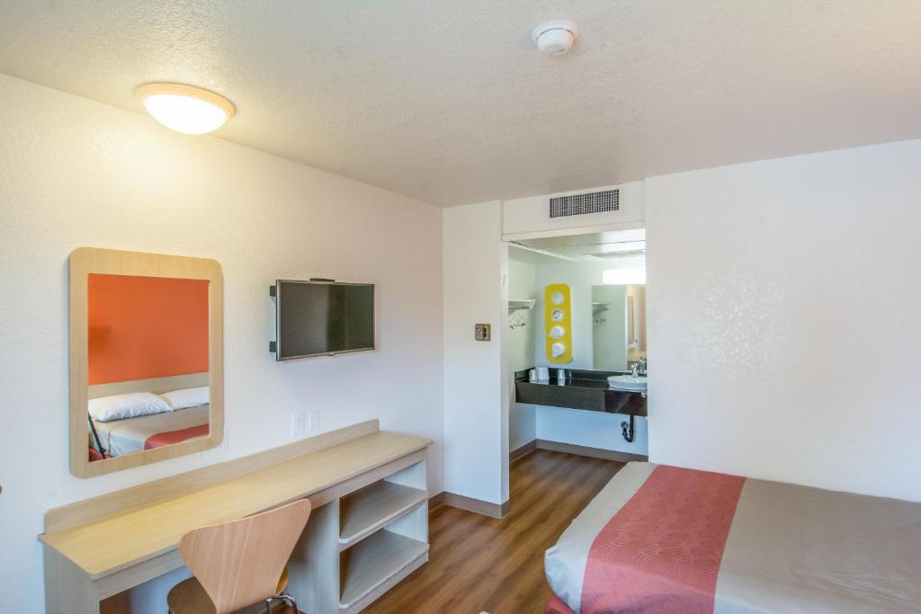 Kuchyň nebo kuchyňský kout v ubytování Motel 6-Redding, CA - North