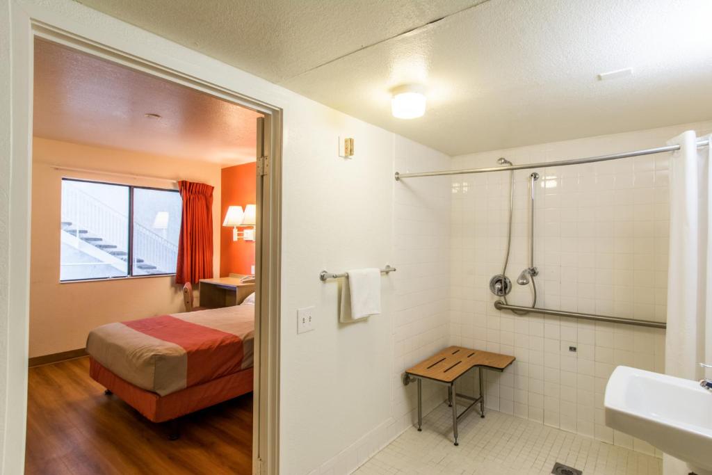 Koupelna v ubytování Motel 6-Redding, CA - North