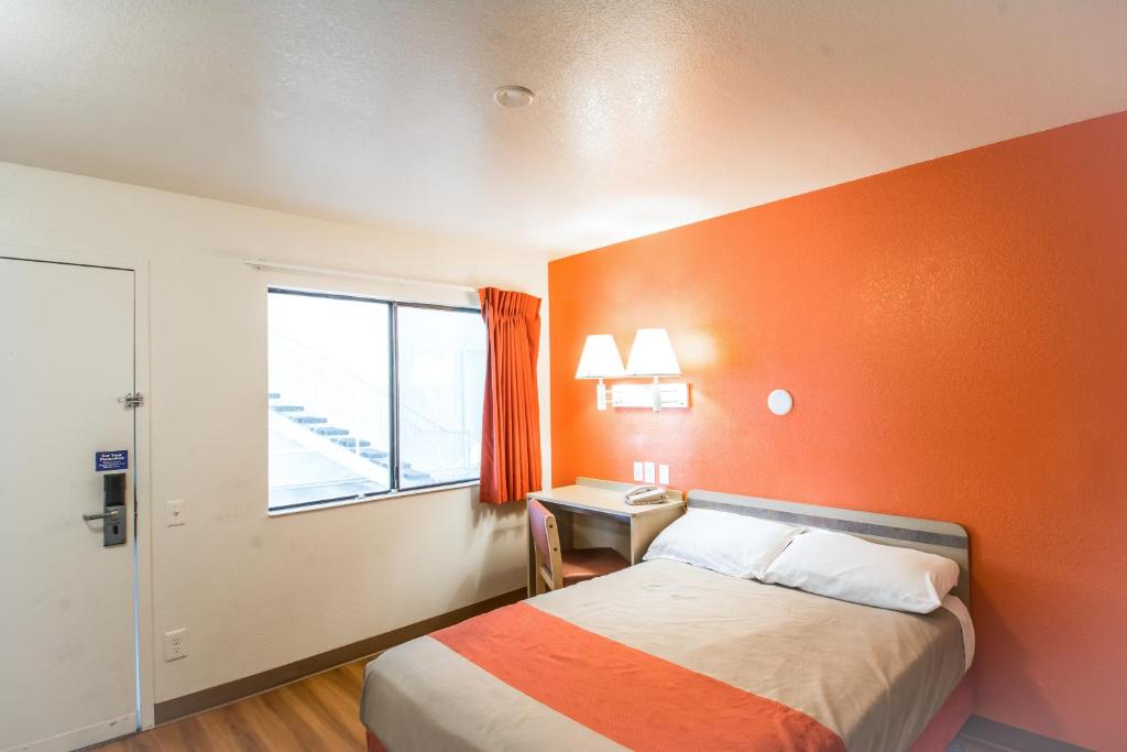 Postel nebo postele na pokoji v ubytování Motel 6-Redding, CA - North
